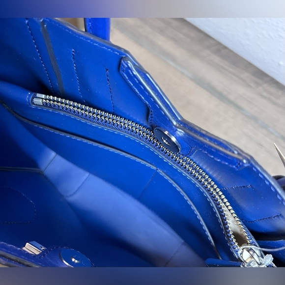 Michael Kors “MAE” NWT Women’s Sapphire Leather SM Messenger Bag with dust bag - Picture 4 of 7